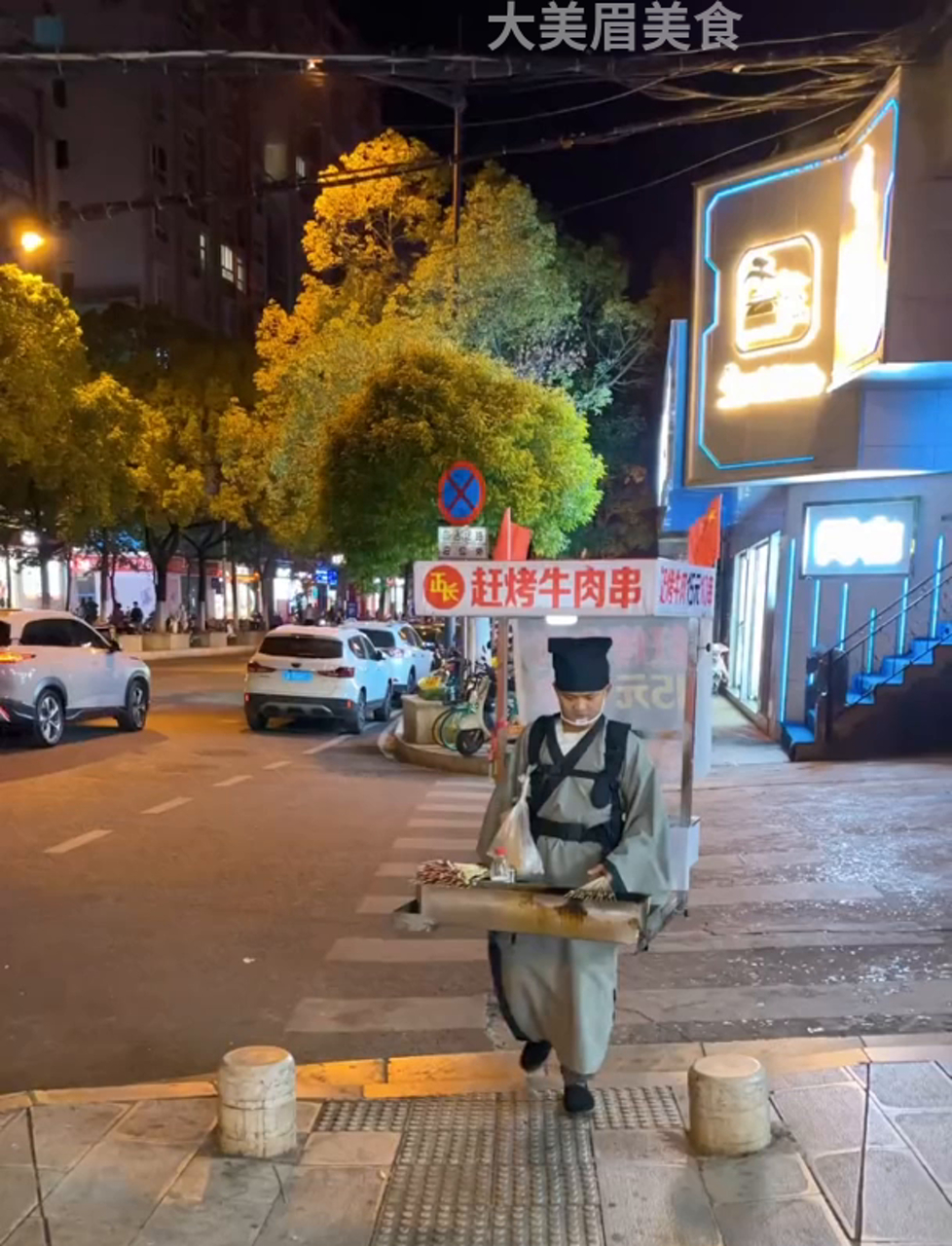 昆明夜市巧遇烤牛肉,15块12串,网友直呼:地道小串儿