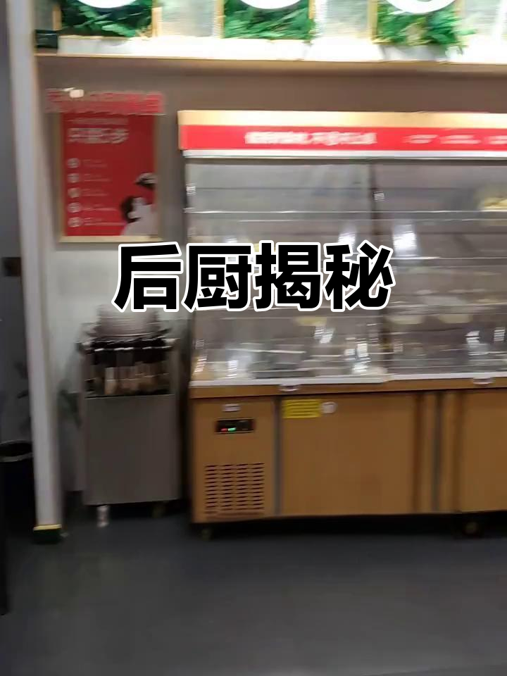 麻辣烫店后厨揭秘:汤煮出餐,流水线作业全解析