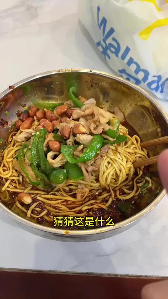辣椒炒肉拌面真的香!