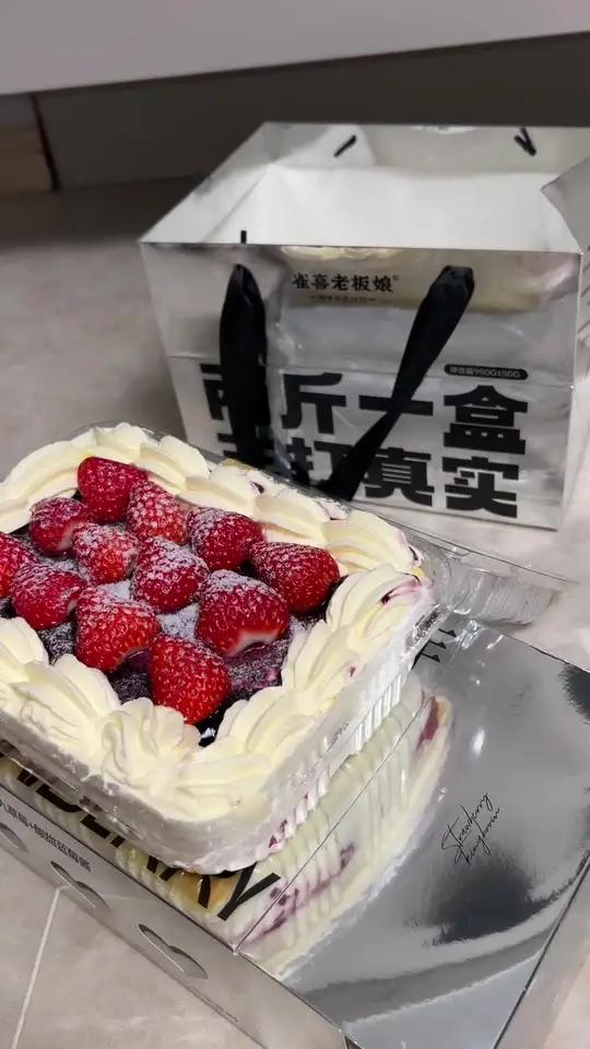 冬天的第一个草莓蛋糕安排了吗?冬天的第一个草莓蛋糕 吃草莓的仪式感 雀喜草莓王炸