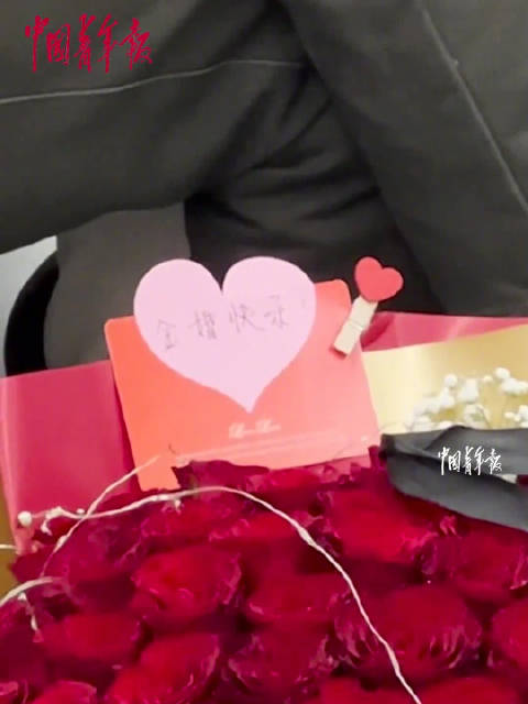 「地铁上偶遇白头偕老的浪漫」你知道金婚是多少年吗 近日,上海地铁里,一位老人坐在座位上,旁