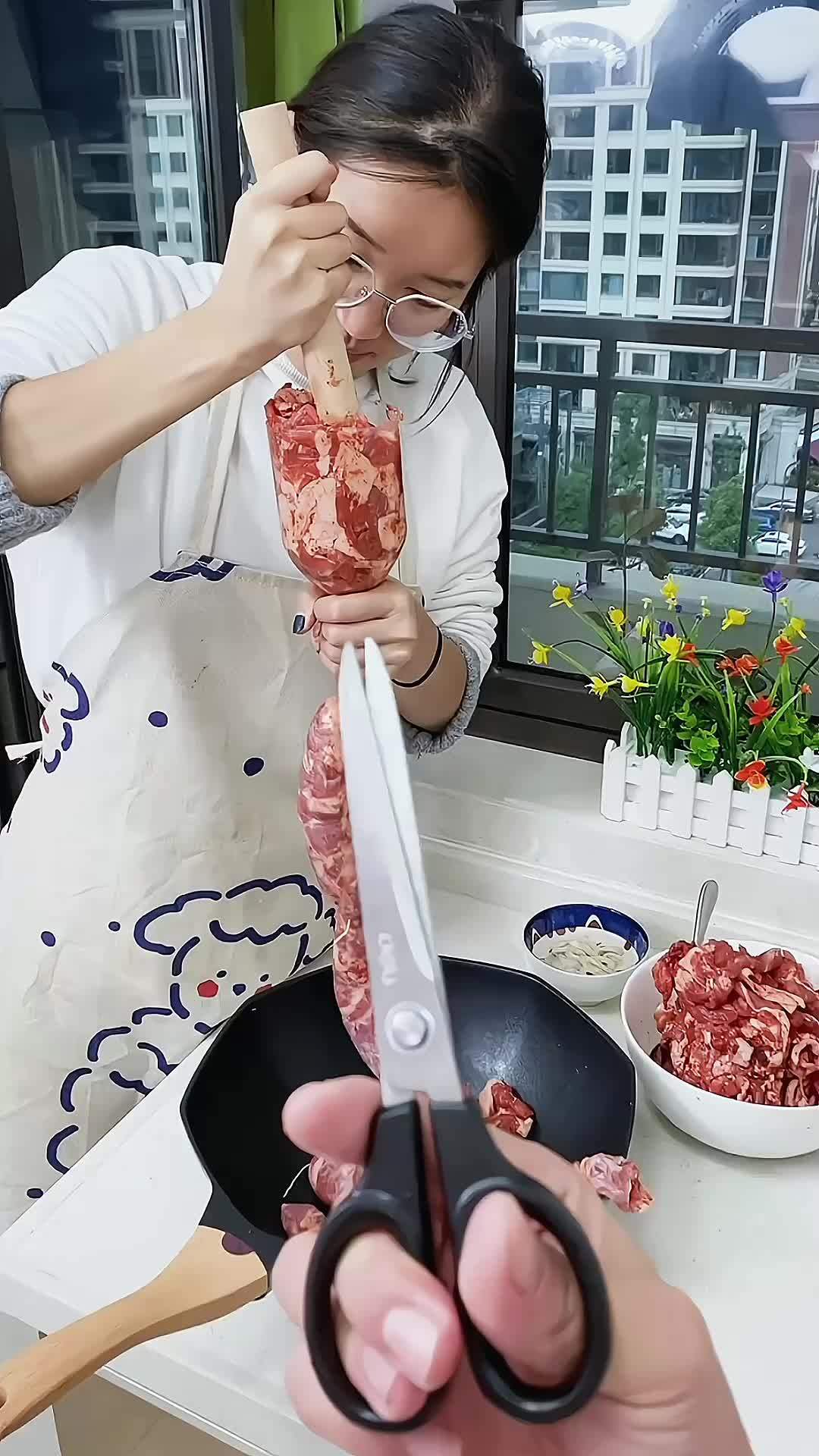 快要过年了,喜欢吃香肠的,用以前的老方法罐肠又慢又累,来试试这个 灌肠器,不仅灌肠快,还不
