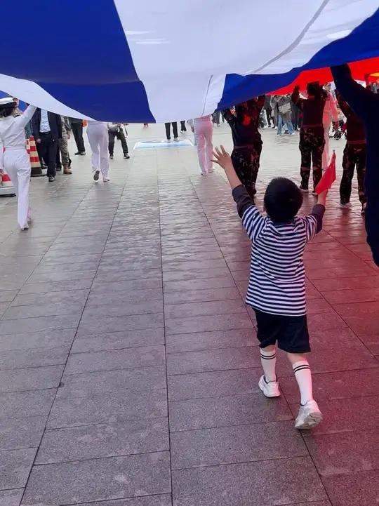 巨幅海军旗!这波军民合体操作仪式感拉满!(粘晓辉 倪致远)舰艇开放日 人民海军生日快乐