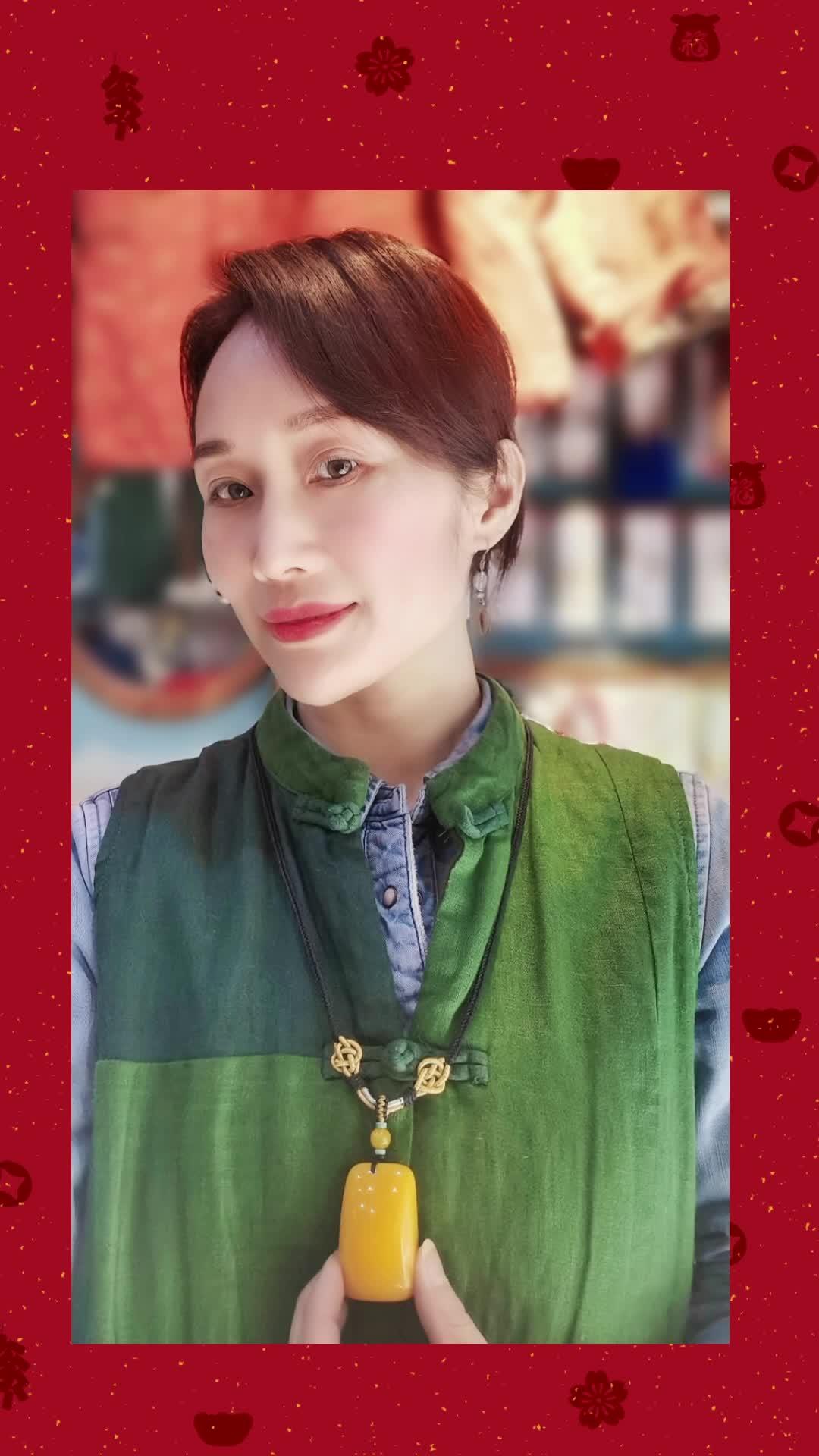 觅得一方无事牌,得四季平安,偿一生所愿:金钱结鸡油黄蜜蜡平安牌,手感饱满圆润,表面没有任何