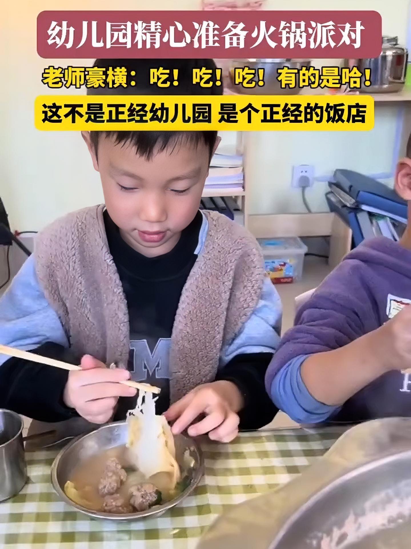 11月23日(采访时间),山东烟台。幼儿园举办火锅派对,新鲜的食材:手切羊肉、生汆煮肉丸、