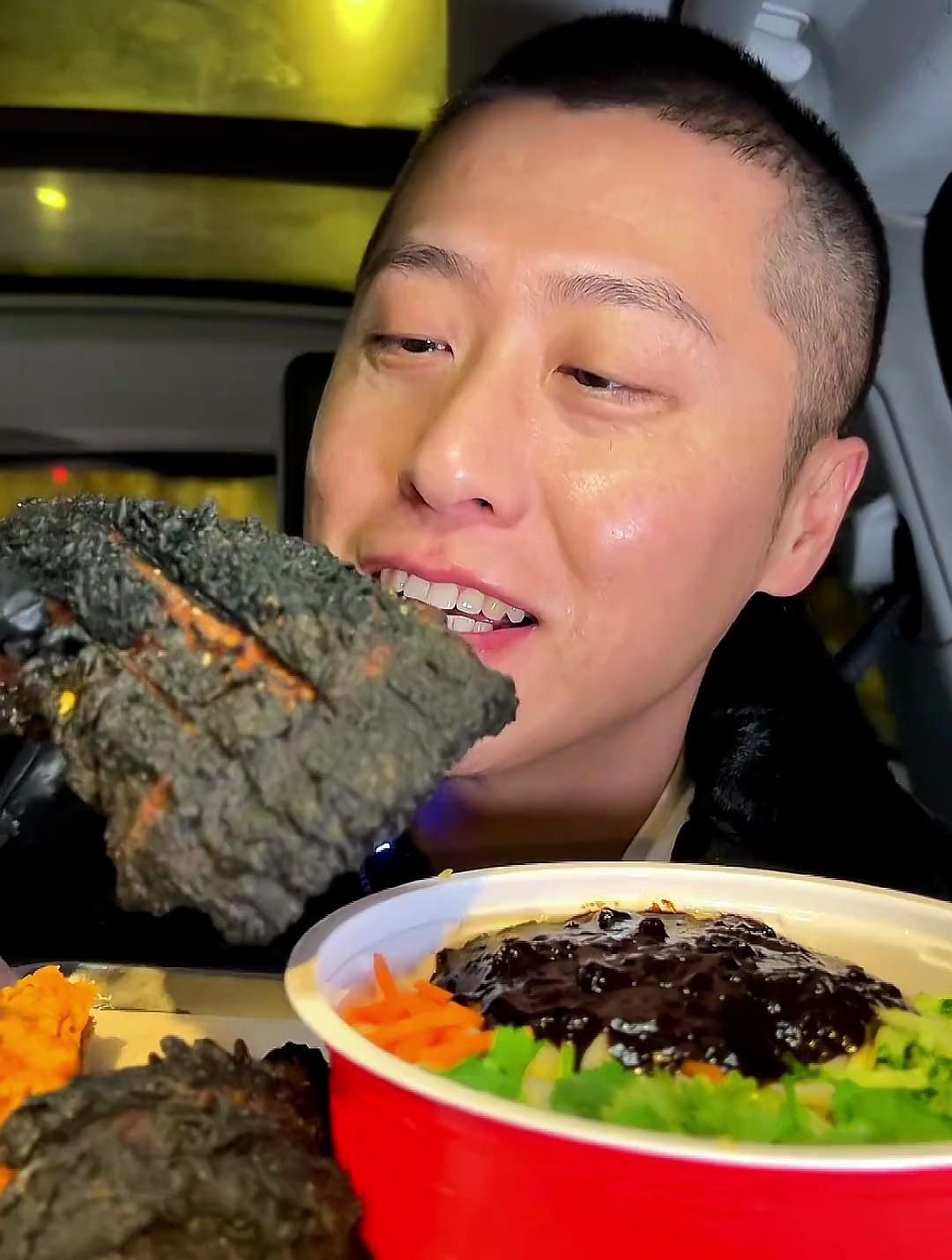 黑金脆皮炸鸡腿搭配老北京炸酱面嘎嘎香