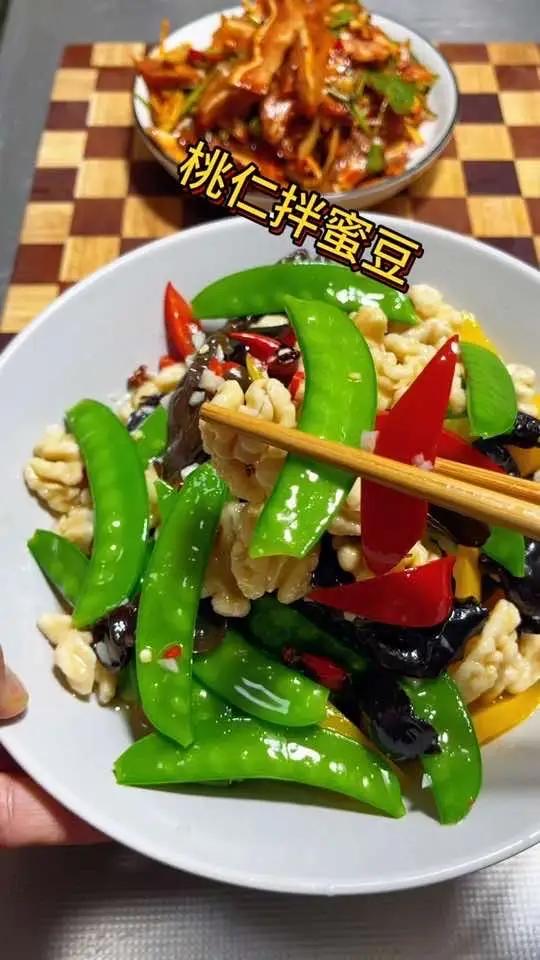 今天分享年夜饭小凉菜，蜜豆拌桃仁，吃起来清脆爽口，高端大气