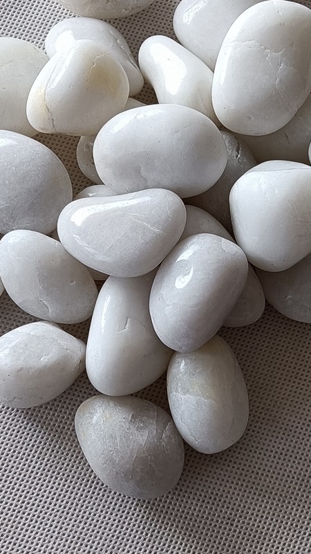 黄色鹅卵石透水率95%,1吨/㎡承重,停车场/人行道防涝首选