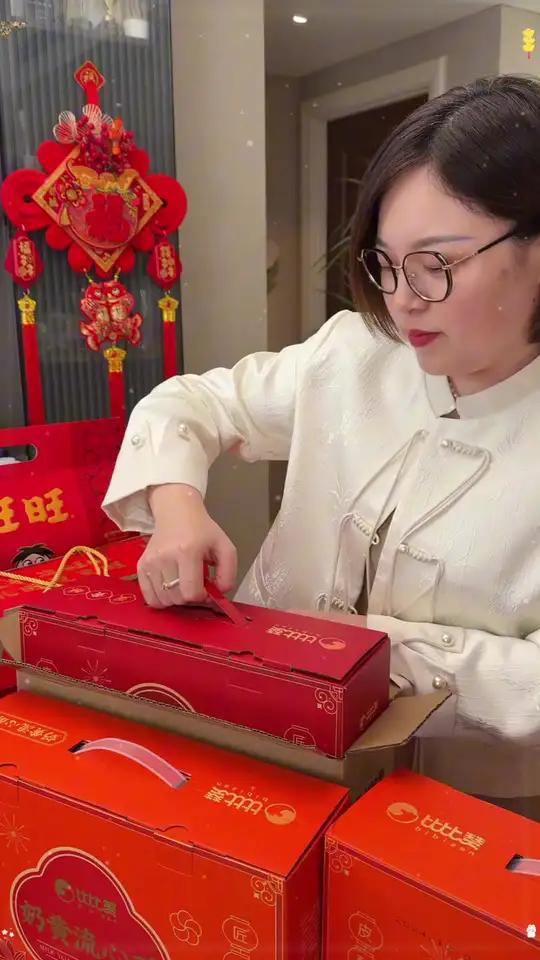 礼箱包装特喜庆!比比赞 蛋黄酥礼盒满满一箱30枚!Q弹软糯,老人孩子都爱吃!