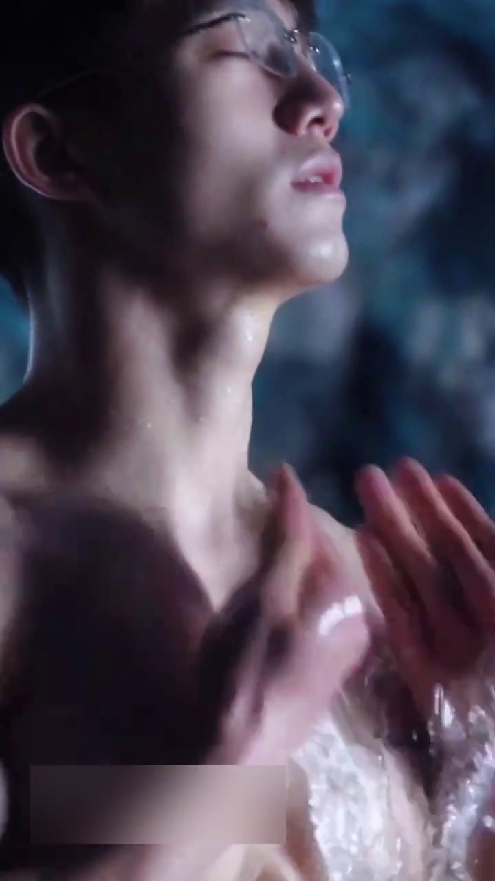 探秘溶洞发现人鱼线战神