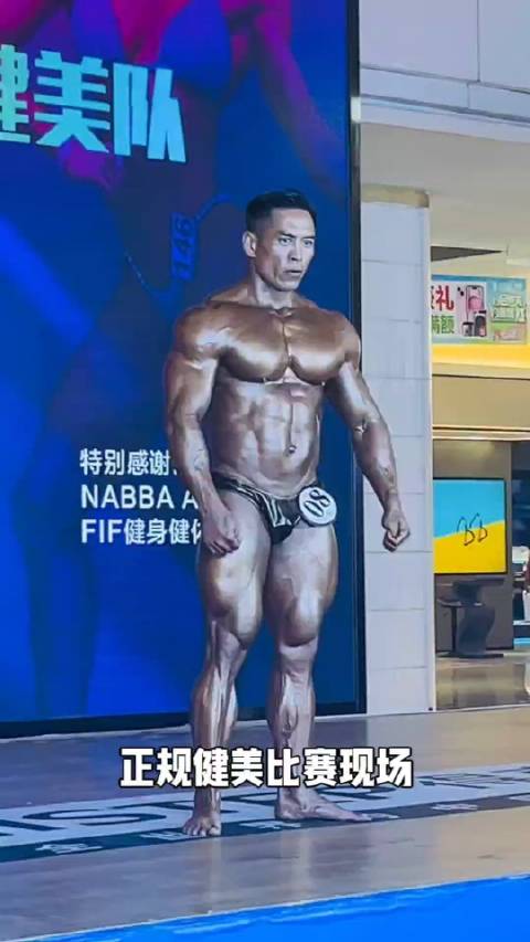 肌肉猛男比赛舞台展示