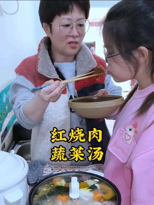#真实生活分享计划 #家常饭菜 #饭搭子  热气腾腾的饭菜端上桌啦~我的红烧肉一致好评! 