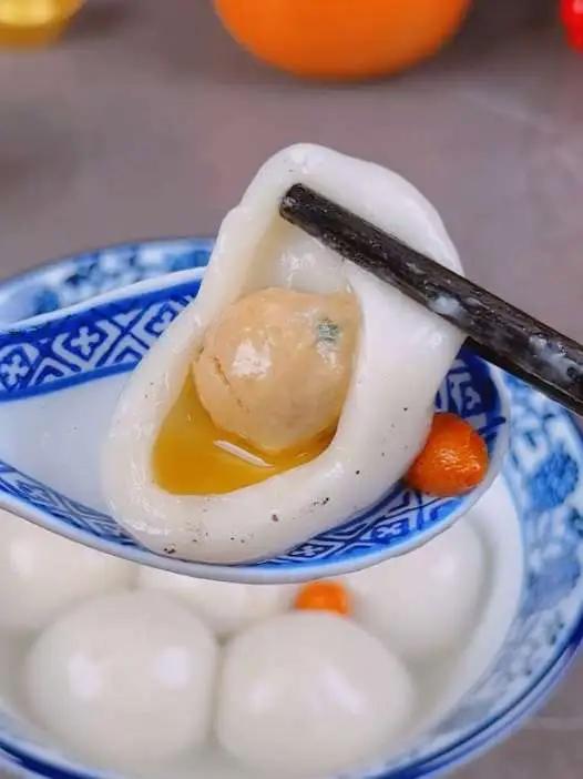 龙凤汤圆，皮薄馅足，咬一口流心爆浆，芝麻味超浓郁