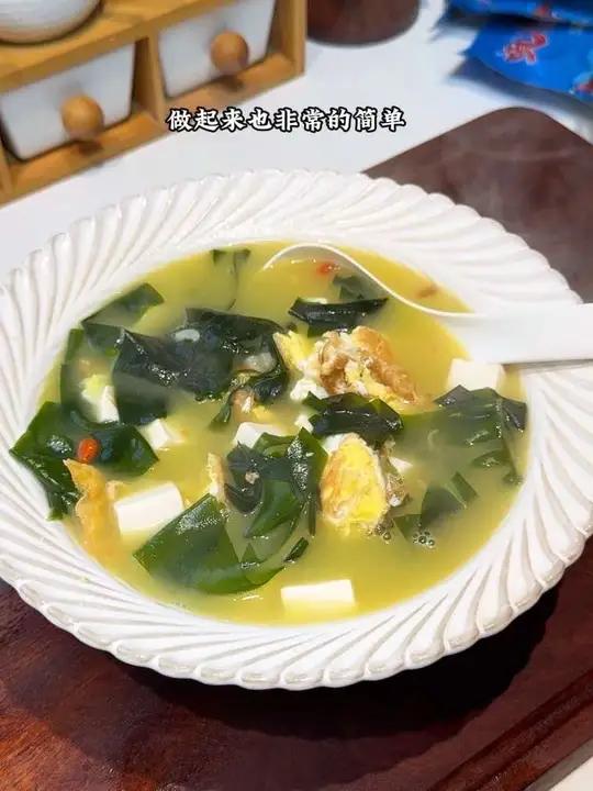 裙带菜鸡蛋豆腐汤，做法简单营养又好喝
