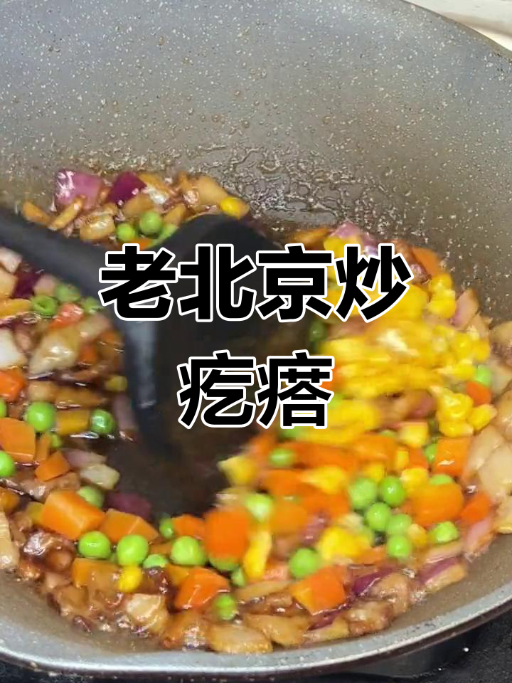 炒疙瘩香气扑鼻,面滑肉香,搭配蒜瓣更添风味