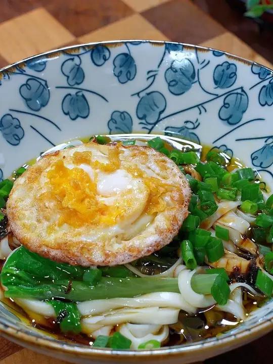 在家简简单单的做一碗葱油拌面，只需要5分钟，又省事又好吃 #葱油拌面 #葱油酱 #早餐吃什