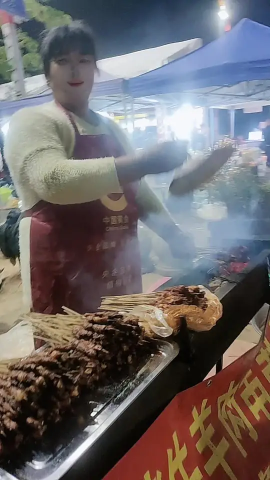 夜市烧烤摊烤制肉串展示新鲜食材种类