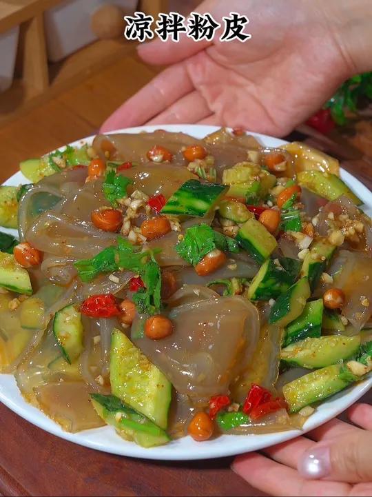 天热这个爽口小凉菜拌起来，全家人都爱吃，酸辣开胃，粉丝劲道滑爽