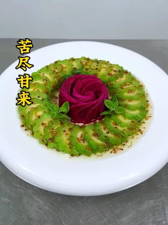 年夜饭的餐桌少不了有寓意的菜品。苦瓜像我这样做翠绿不发黑配上香蕉火龙果装饰玫瑰花不仅软糯香