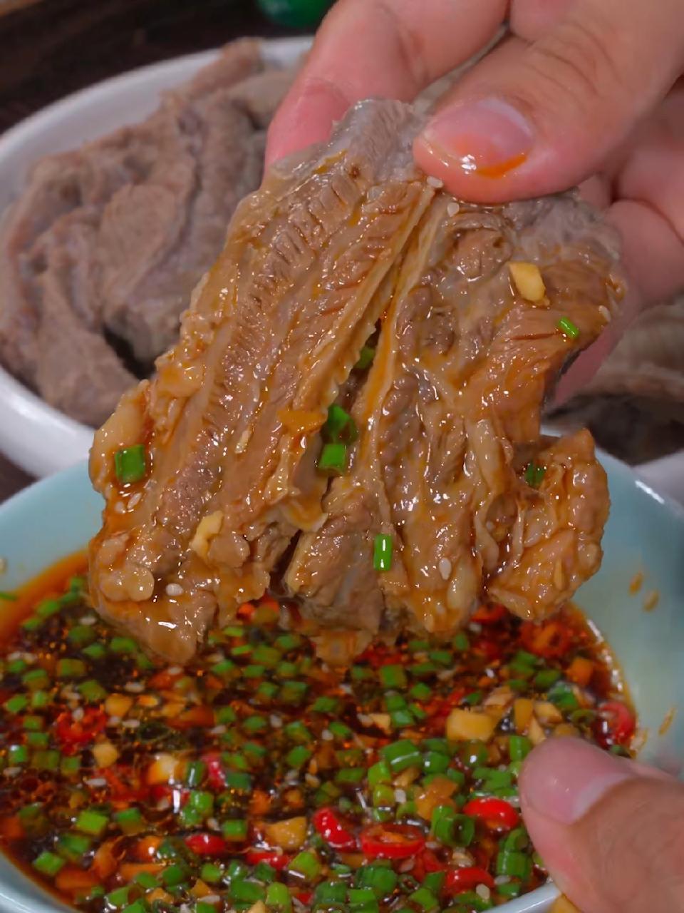 内蒙溜达黄牛肉,直接清炖就很好吃,味道奶香,鲜嫩多汁,肉香十足 大口吃肉 草原美食 牛肉 