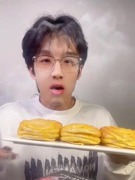 网红爆款椰蓉面包早餐推荐！还是熟悉的味道！吃过很多面包，还是很喜欢这种软糯清甜口感的面包