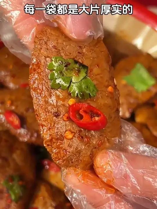 无限回购的手撕素肉,肉感十足,Q弹耐嚼,香香辣辣的比肉还好吃