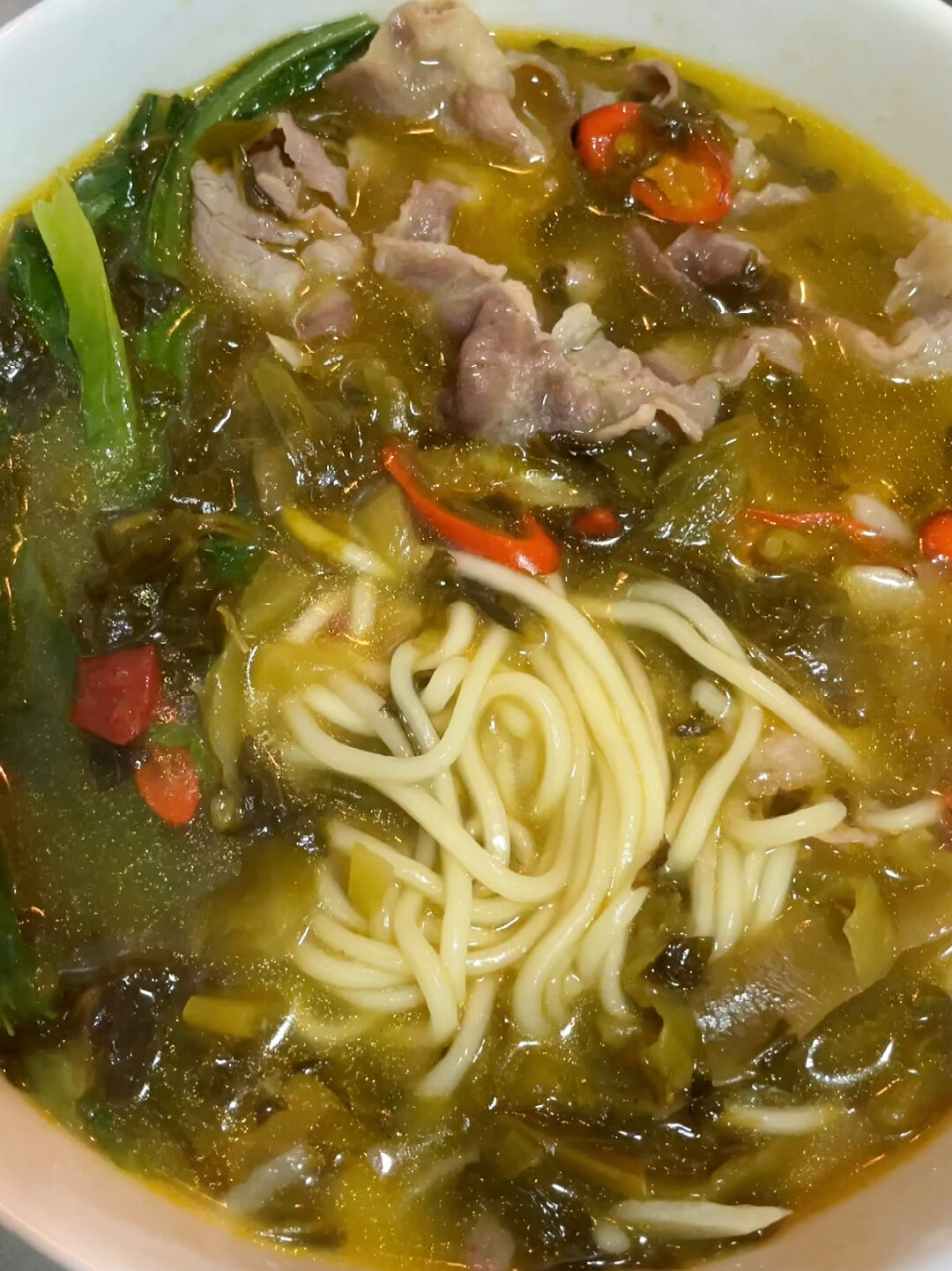 有手就会系列!开胃清爽的酸菜肥牛金汤面!