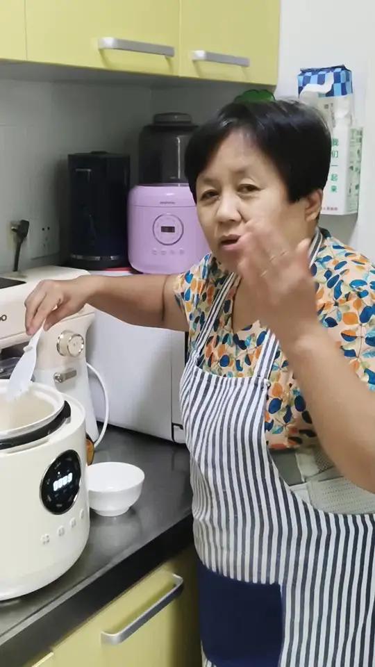 今天用大宇电压力锅蒸米饭,开锅12分钟饭熟,而且不粘锅,出乎意料,性价比高的压力锅