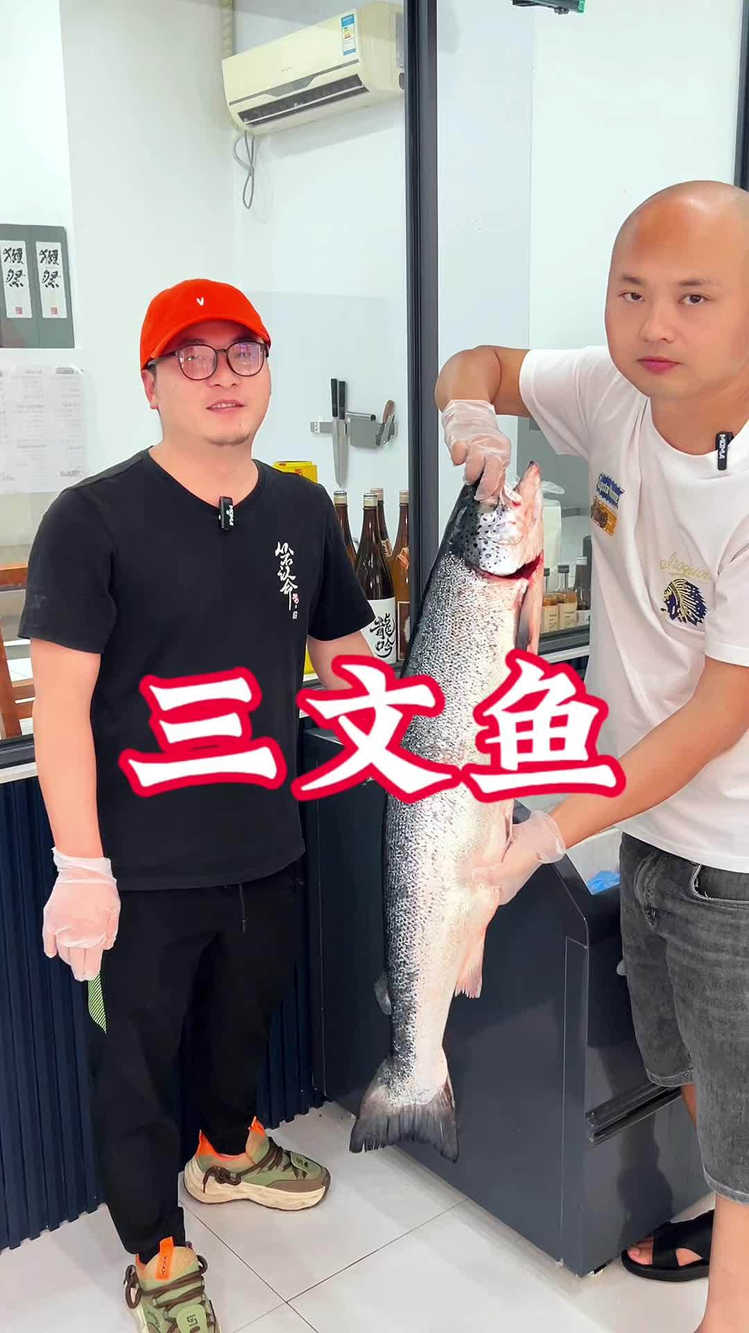 正宗挪威三文鱼,口感润滑,吃起来像果冻一样,还有生腌海鲜,小甜虾,赶紧囤起来,左下的有团购