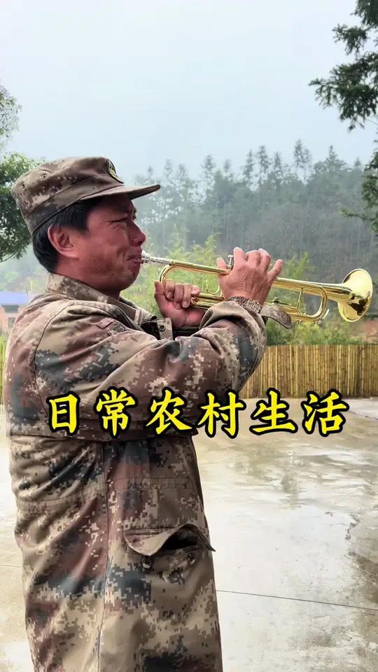 街上的朋友们来个突然袭击,在农村拿起网就是一顿抓,食材是看得见的新鲜,上一秒还在山间跑下一