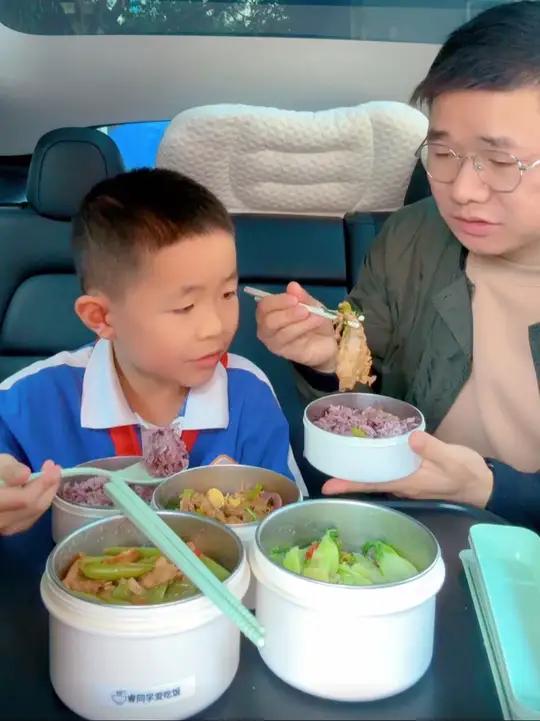 80后老父亲给小学生送饭第286天 家有小学生 中午去学校给儿子送饭,今天午餐吃孜然羊肉卷