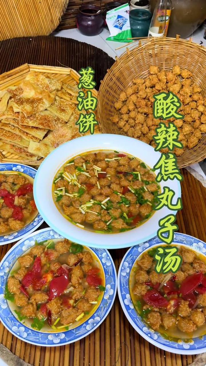 喝一碗热乎乎的酸辣焦丸子汤,汤酸味美,外酥里软