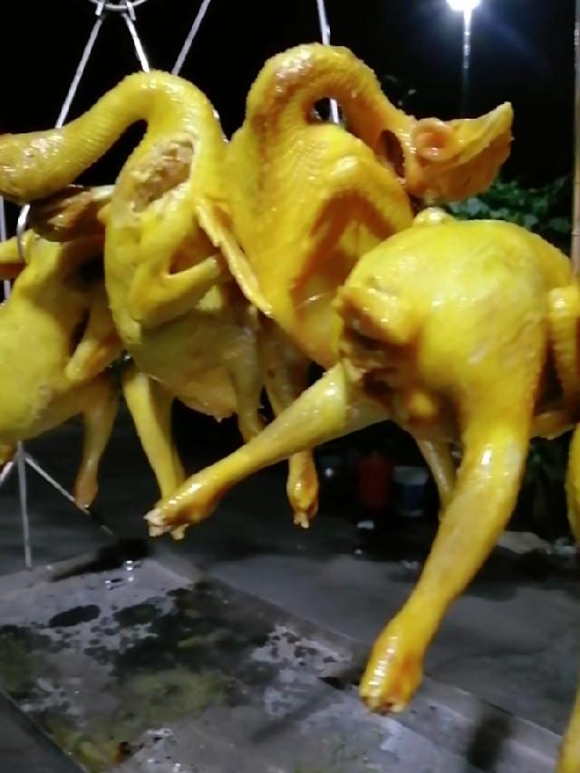 新鲜食材让您吃得放心 真材实料才能做出好味道 每天都是新鲜食材 特色美食分享 新鲜出炉 可