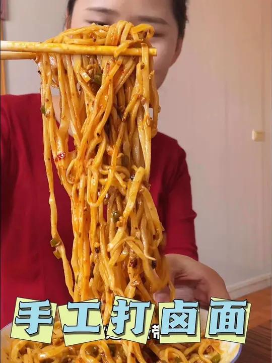 在东北,正月初七、十七、二十七吃面条是一种重要的习俗,初七:寓意为“人日”,象征着小孩的健