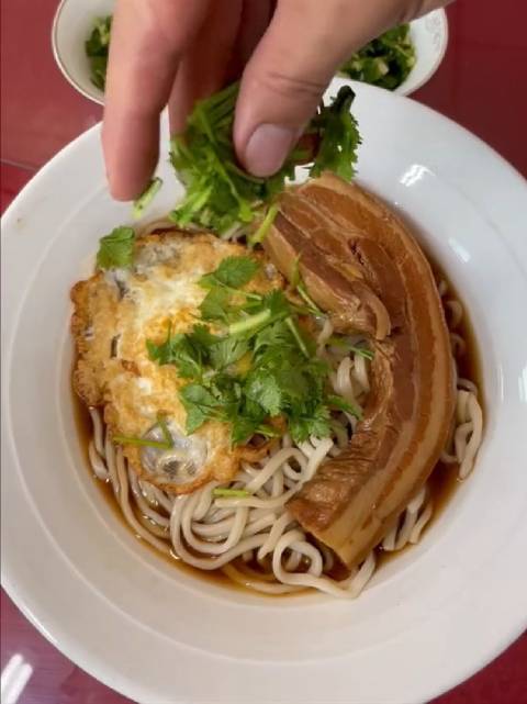 跟着山山打卡滕州美食大肉面条——滕州大肉面,一道承载着深厚地方文化底蕴的传统美食,以其独特