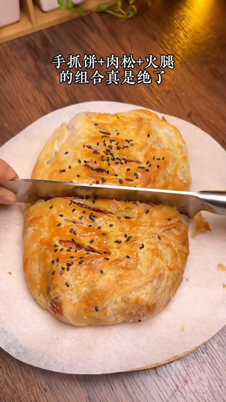 中午吃什么「手抓饼肉松火腿酥」空气炸锅做手抓饼肉松火腿酥,做法简单,外酥里香,嘎嘎好吃~ 