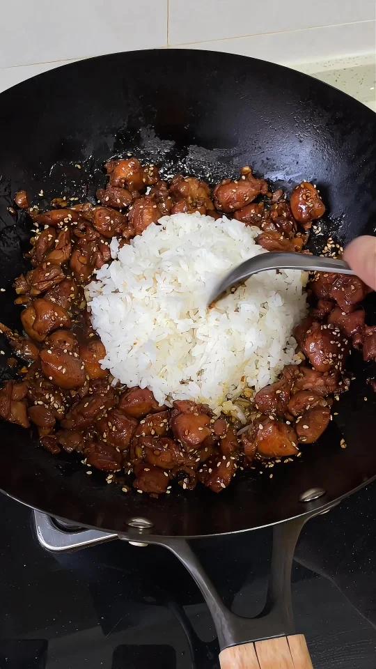 想大声告诉全世界这蜜汁鸡腿饭的做法