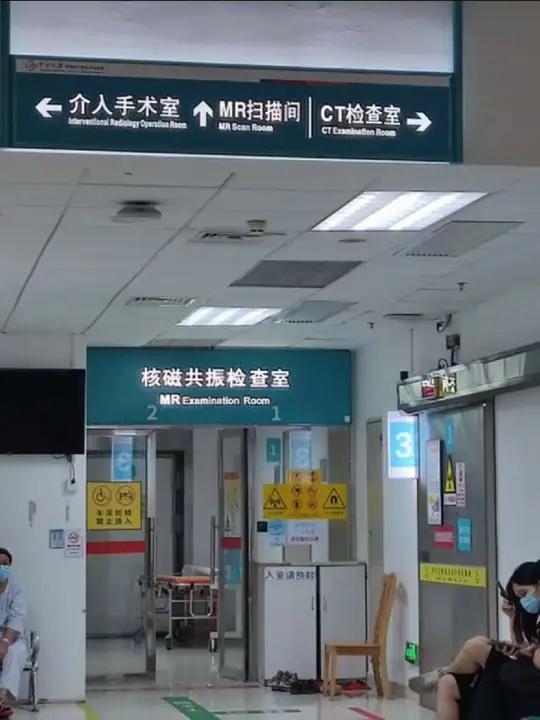 独自在医院的走廊,感受着陌生又无奈的氛围。看着人来人往,自己一个人挂号缴费,有点孤单。一个