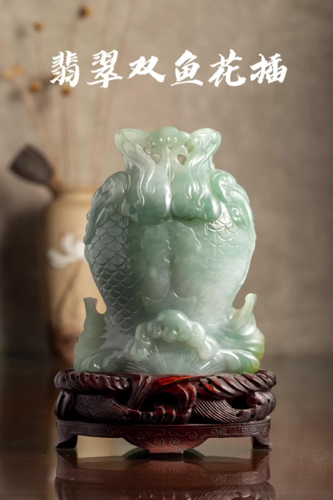 创作灵感 翡翠 翡翠原石 翡翠双鱼花插,糯种翡翠、细底油青色花插。雕刻设计借鉴故宫双鱼花插