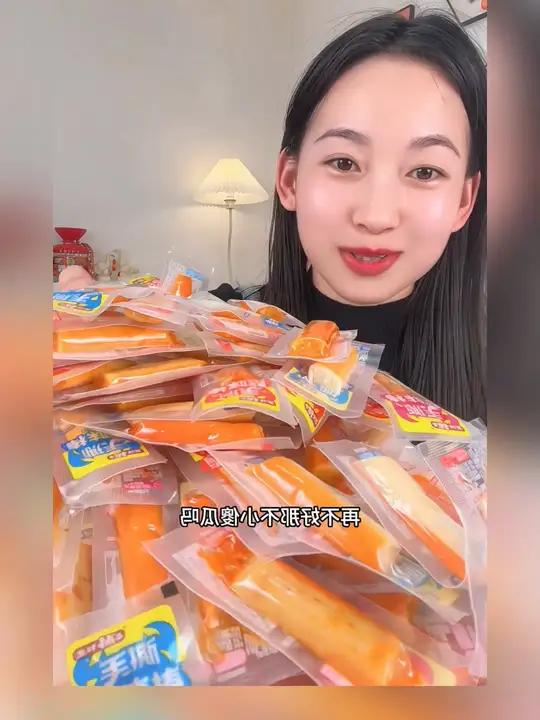 盐津铺子手撕蟹柳,真是添加鱼肉蟹肉,口感鲜嫩,满口海鲜的鲜甜味,真的太太太好吃了