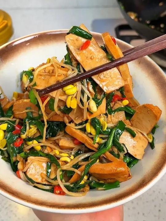 韭菜豆芽炒香干不放肉都可以有肉的香味，很下饭的一道素菜～