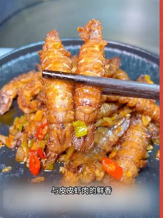 皮皮虾肉也叫虾骨肉，全部都是皮皮虾活的剥出来的肉，做熟了回家炒熟不缩水了，也不用洗，解冻以