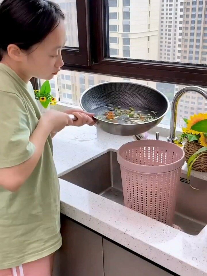 剩饭剩菜这样倒最合适