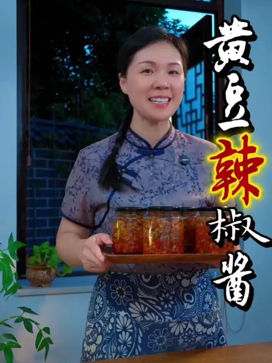 把黄豆放入锅里蒸一蒸,不要发酵,不用晒,出锅就是一道美味经典的下饭菜,现做现吃,平时夹馒头