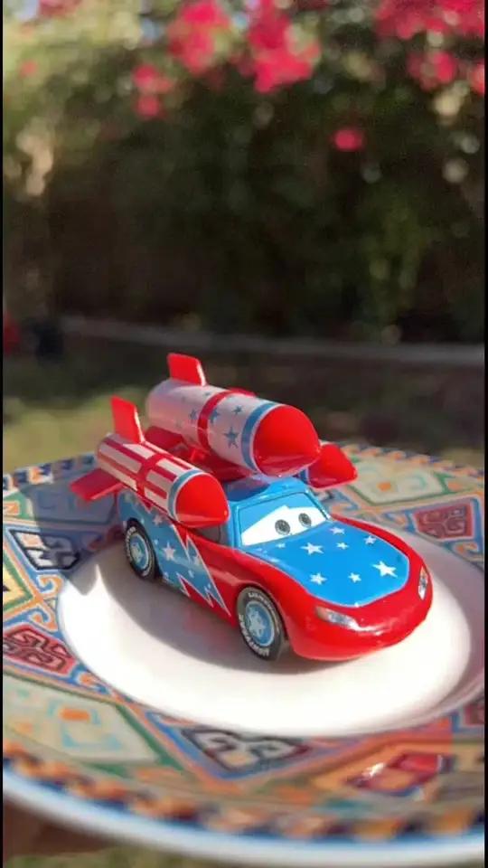 闪电麦昆蛋糕和玩具 安全驾驶注意安全 分享有趣的视频 惊险刺激 有趣