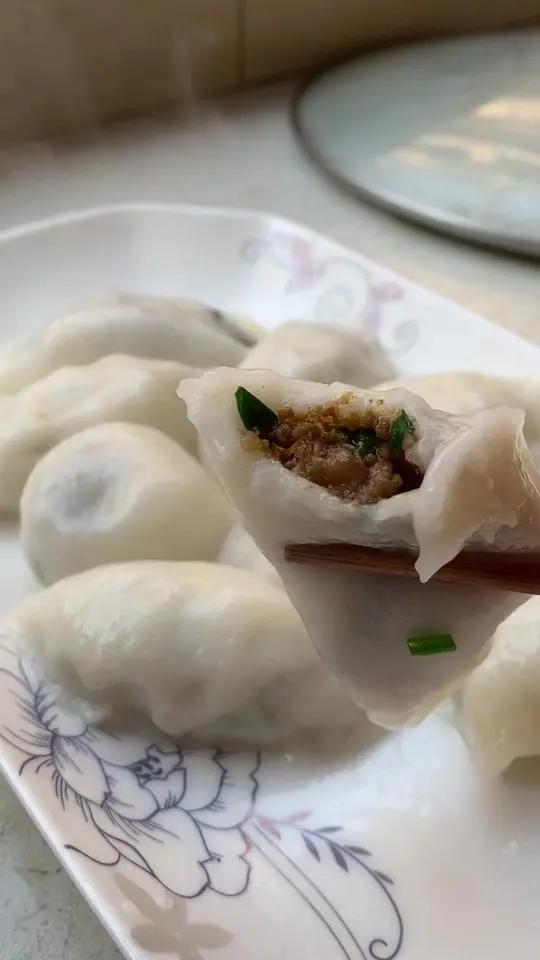 今天做了软软糯糯的肉汤圆