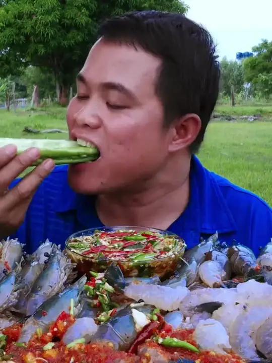 泰式甜辣酱剁椒蘸水刺身罗氏虾尾 最爱吃海鲜泰国大叔大口吃海鲜真的太香了内容启发搜索泰国菜