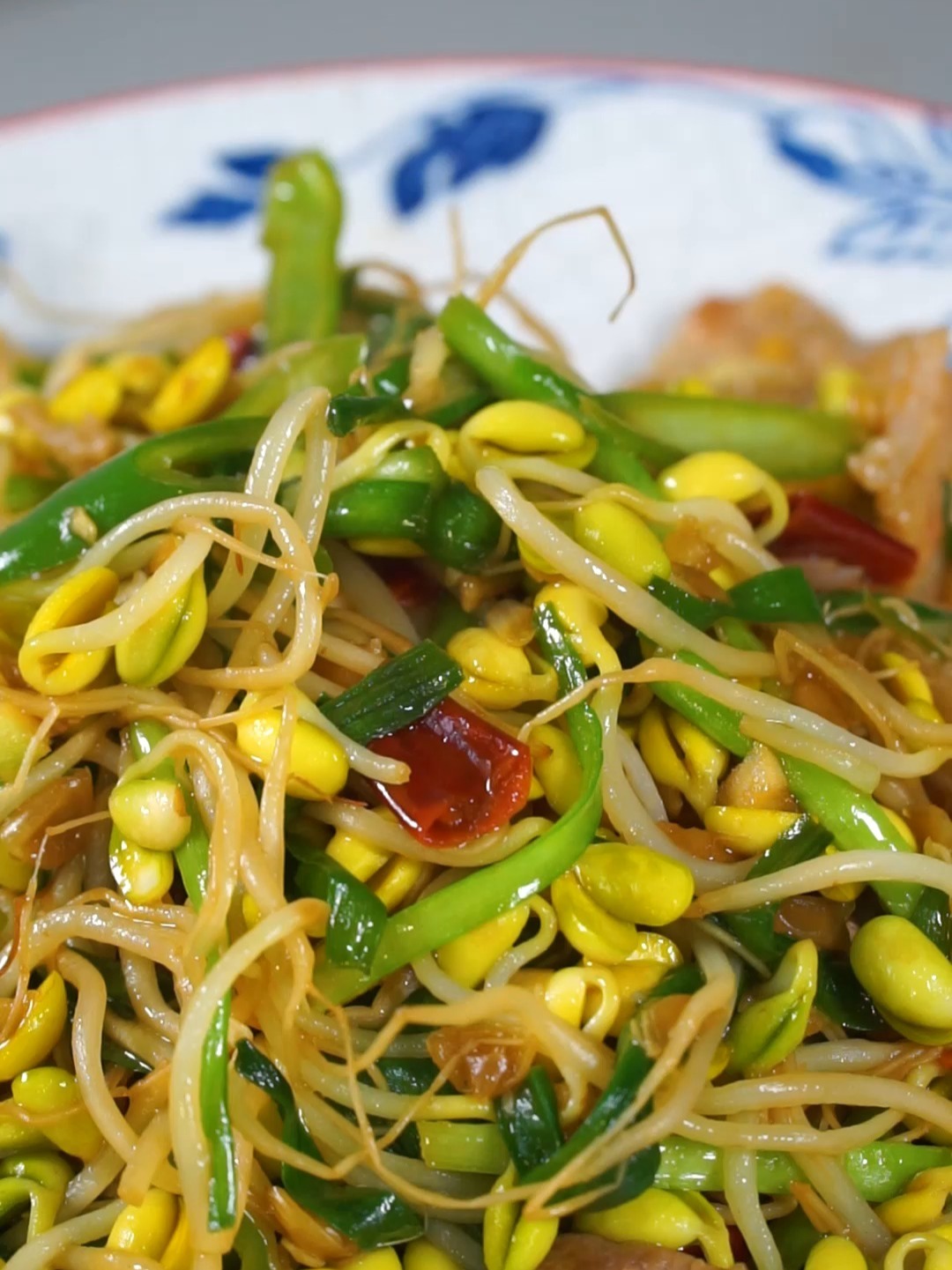 小炒黄豆芽,地道的家常菜,做法还简单