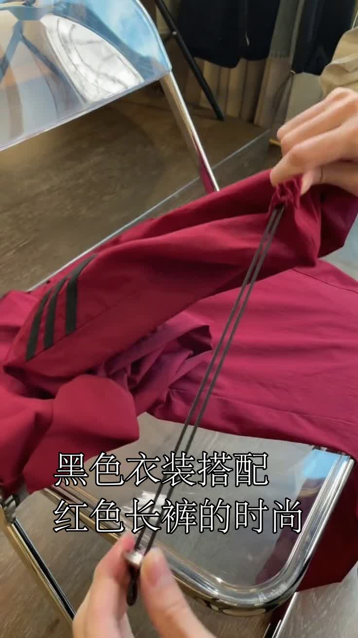 黑色衣装搭配红色长裤的时尚