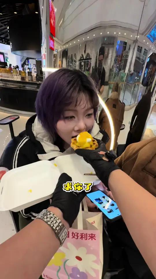 今天吃小蛋糕 开饭了